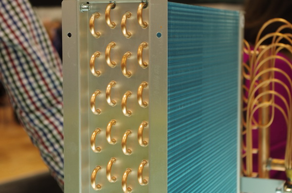 gros plan sur les tubes &Atilde;&nbsp; ailettes d'un condenseur