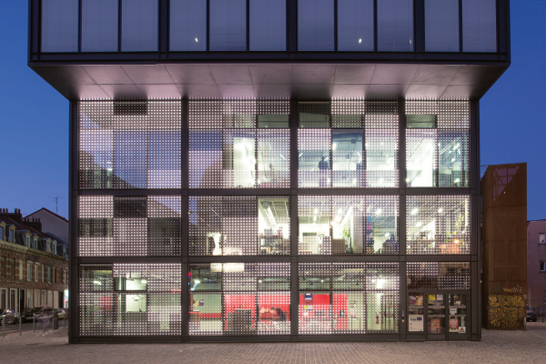 Les Leds, intégrés au vitrage Glassilec Motion d'AGC, sont contrôlés individuellement. La façade devient support de création ©AGC