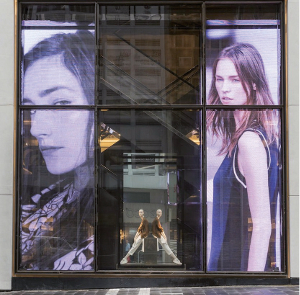 Le magasin Zara à Hong-Kong est situé sur l'une des avenues les plus chères du monde. Grâce au verre digital, la vitrine devient écran et projette images et vidéo. Les panneaux atteignent 8 m de haut © Ice Led Screens