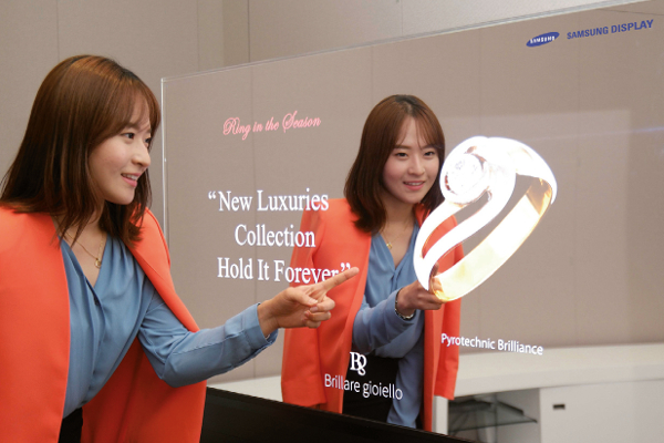 Un shopping personnalisé grâce au miroir combiné à la technologie Oled ©Samsung Dislay
