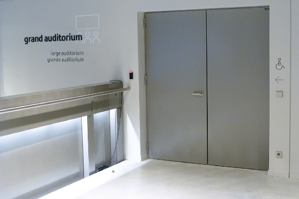 Bloc-porte "Pyroplus 60" double vantaux de chez Doortal avec classement EI60 + acoustique 51 dB + coefficient U 1.3 W/m².K et contrôle d'accès. ©Doortal