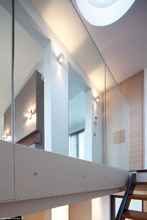 Transparence et fluidité pour ce garde-corps conforme aux normes réglementaires ©AGC Glass