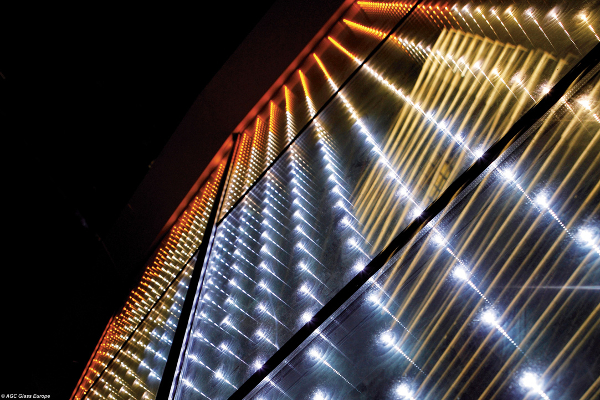Les Leds intégrées dans le verre de Glassiled sont en conquête des façades des pays émergents ; cette technologie AGC ouvre en France et en Europe de nouvelles perspectives ©AGC Glass urope/Architecte : Wang Ouyang