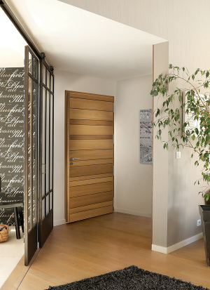 Opus 1 Duo, la porte Zilten mixte bois (red cedar)/aluminium, objet déco : 22 coloris thermolaqués (11 satinés et 11 texturés) en extérieur et 4 teintes bois en intérieur ©Zilten
