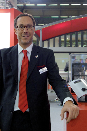 René Lebenthal, Directeur général de Warema France, présente une nouvelle génération de systèmes de commandes smart home et des fonctionnalités étendues pour le WMS WebControl (Warema Mobile System - solution radio bidirectionnelle qui gère confortablement la protection solaire et la lumière via une application sur Smartphone, tablette ou ordinateur), le variateur de lumière WMS Dimmer et Warema Climatronic® 3.0., lequel gère tous les produits Warema et même d'autres produits domotiques ©Warena