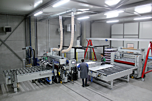 Ligne d'encollage automatisée Euradif pour ouvrants monobloc décoratif en aluminium Portabloc©Euradif