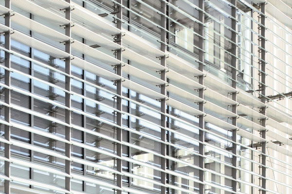 AGC Glass Building : ventelles en verre mobile et sérigraphiées, conçues par Philippe Samyn et développées conjointement avec le Centre R&D d'AGC. Architecte : Philippe Samyn and Partners sprl architects & engineers - BEAI sa, associés à la société d'entreprise générale Van Roey ©Jean-Michel Byl - AGC Glass Europe