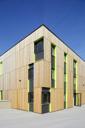 Le foyer et l'EHPAD La résidence du Bord de Mer implantée près du centre ville de Calais comprend des baies vitrées Wicline 65 de Wicona toute hauteur (H 2,60 m). La même gamme fournit fixes et fenêtres, y compris les 55 ouvrants à la française sur allège vitrée dont la disposition en quinconce imposait le respect d'un C+D avec tenue au feu d'une demi-heure (Wicline 65 E30), pour la fabrication et la pose desquelles Wicona a formé l'entreprise Roger Dufeutrelle. En tout, le chantier intègre 120 m² de châssis Wicline 65 FP E30 en C+D. Architecte : IODA Architectes (62) Entreprise : Roger Dufeutrelle (62) ©Wicona